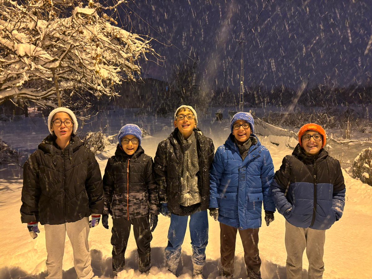 Nurcan ve Abdulkadir Arslan, AİHM’in suç saymadığı gerekçelerle 2 yıl önce tutuklandı.Geride 13 yaşındaki kızları ve biri engelli, bakıma muhtaç beşizleriyle altı çocuk kaldı.Tahliye edilmeyen çiftin çocukları, dayılarının köy evinde yaşam mücadelesi veriyor.
#BarolarNedenSessiz