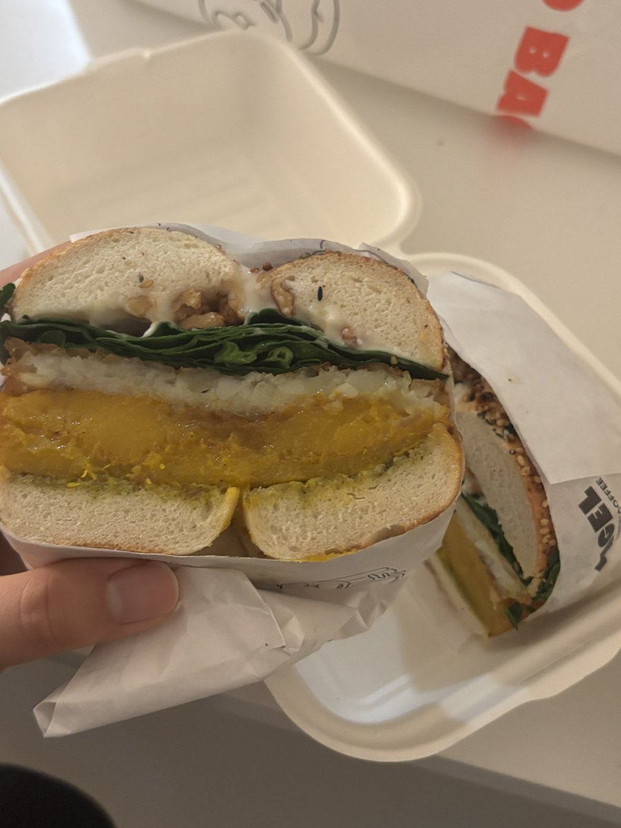 합정 오베이글하우스🥯

비건 메뉴 골드바(단호박), 이지 아보(아보카도) 중에 골드바로 먹어봤어요🎃
해시브라운까지 추가했더니 엄청 푸짐하고.... 1.5인분이었어요
두 번에 나누어 먹음!!!
에브리띵베이글이라 감칠맛도 좋았어요
든든하게 먹을 수 있는 샌드위치로 강추!!
#나의비거니즘일기