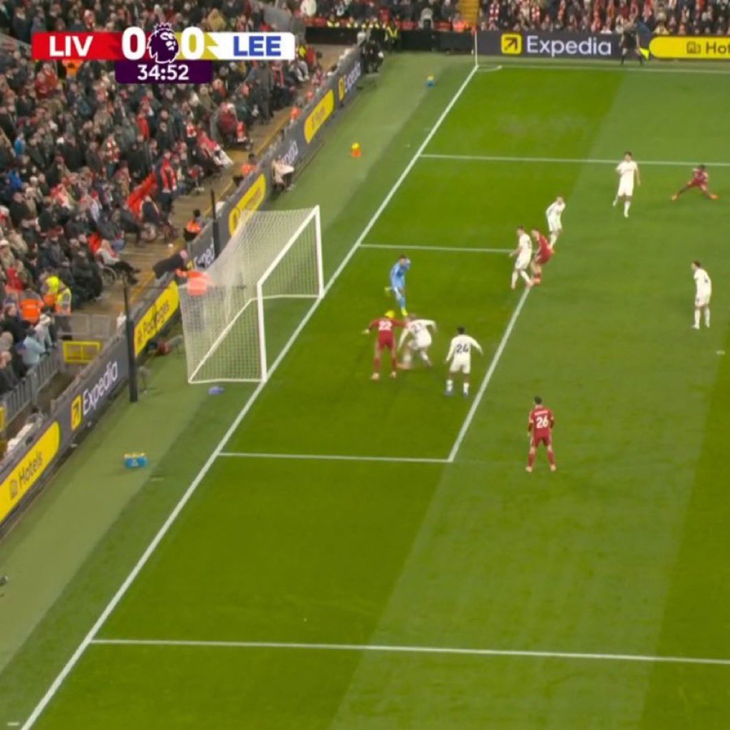 🚨Ekitike Transfers to Leeds Defender

Liverpool striker has suddenly turned his back on Liverpool going in to make an amazing defensive header to keep the cross from Frimpong out.

What an amazing kind gesture from Ekitike. 🔥
#LIVLEE