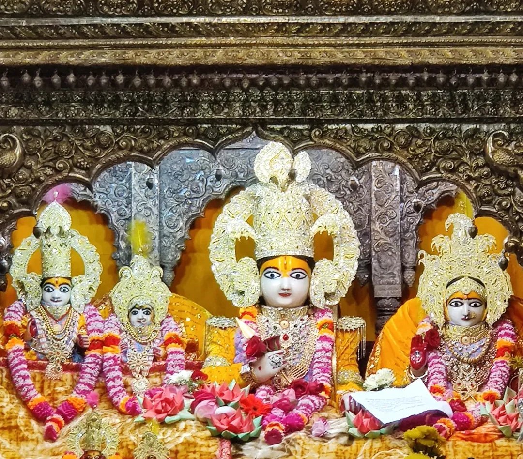 श्री रामलाल_प्रभू का आज #01जनवरी2026 का #दिव्य_श्रंगार_दर्शन 😔🙏🏻
सुनहु सभासद सकल मुनिंदा। कही सुनी जिन्ह संकर निंदा॥
सो फलु तुरत लहब सब काहूँ। भली भाँति पछिताब पिताहूँ॥

#divyasringardarshan #aajkasringardarshan  #ShriRamcharitmanas #balkand #01january2026 #wednesday