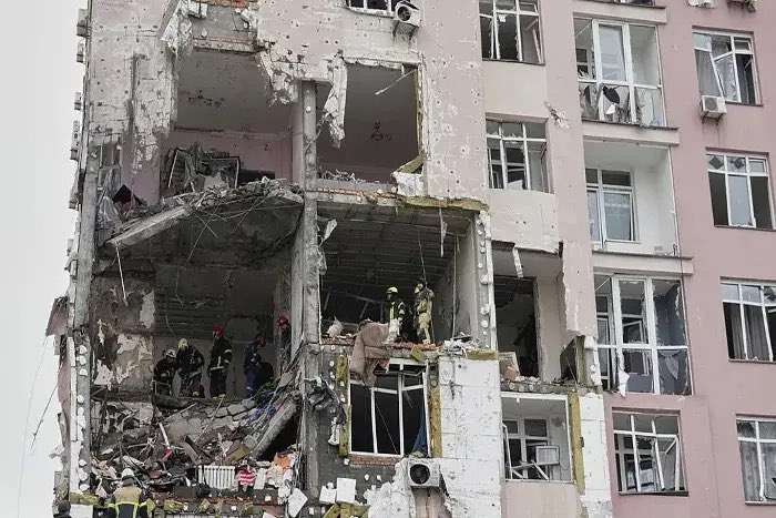 Guerra en Ucrania 2026: Rusia lanza ofensiva de 200 drones
Rusia inicia el 2026 con ataques masivos a la red eléctrica de Ucrania. Zelenski advierte que el destino de Europa depende del tramo final del plan de paz.  srradio.com.ec/guerra-en-ucra…