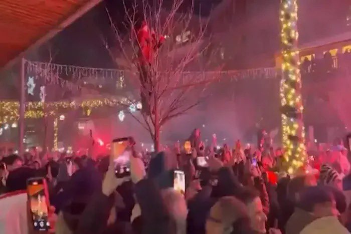 Tragedia en Crans-Montana 2026: Decenas de muertos en bar
Incendio masivo en el bar Le Constellation deja decenas de muertos y heridos en la estación de Crans-Montana 2026. Autoridades investigan posible explosión. srradio.com.ec/tragedia-en-cr…