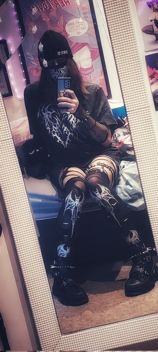 Dizzyeksdee's tweet image. :3
#goth #femboy