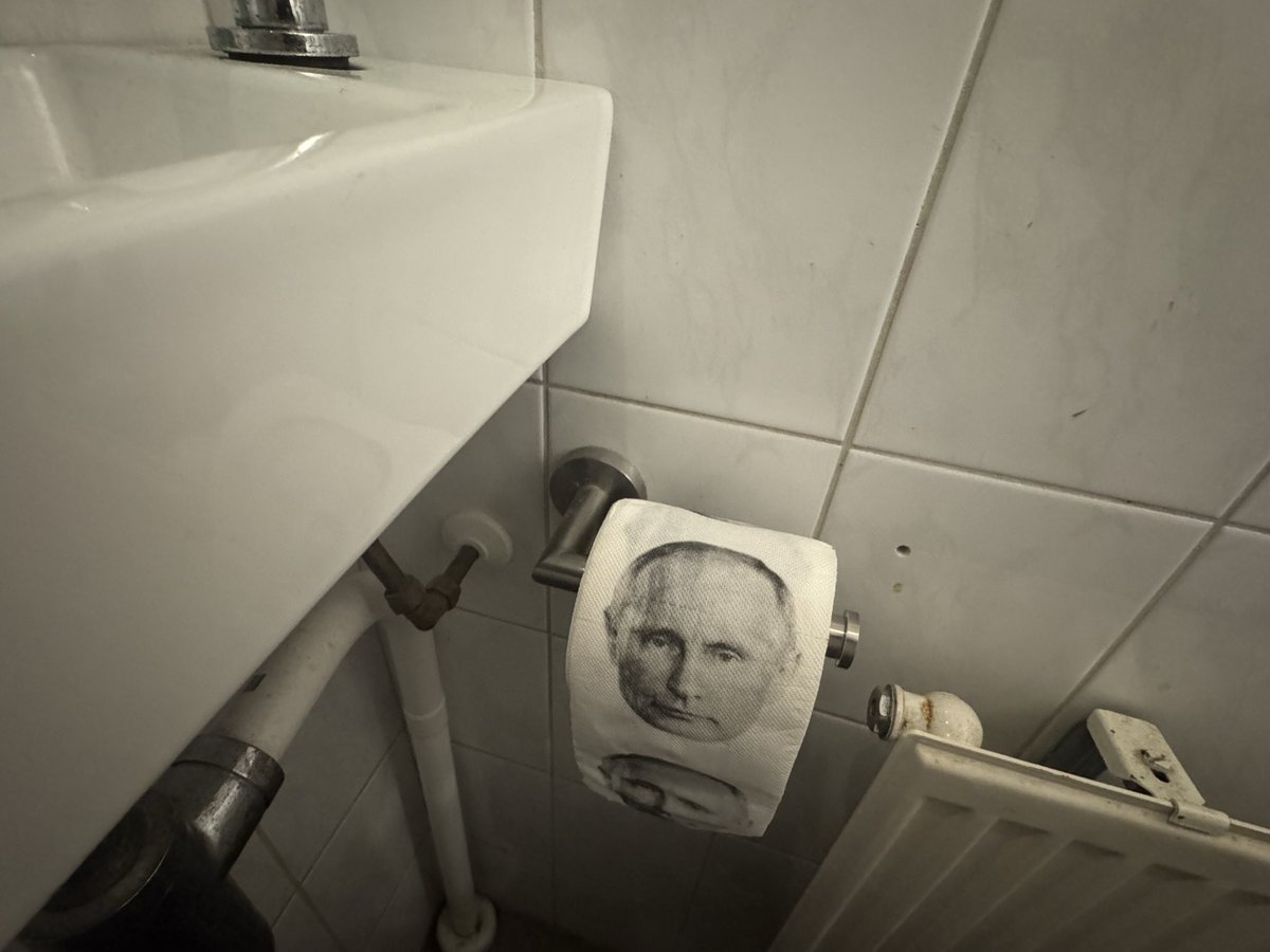 Got myself some quality papers for in the mancave toilet.
Also usefull for obstipation-issues.
Just take a look at the roll and the gates will open.