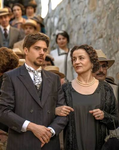 Η πιο αναμενόμενη σειρά της σεζόν το αριστούργημα του Καραγάτση. Στο θέατρο είχα δει την παράσταση με Μάξιμο Μουμουρη Αλ. Αιδινη κ τον εκπληκτικό Δ. Μοθωναιο που θα μπορούσε να παίξει κ στη σειρά το Μηνά αλλά κ ο Κίτσος οκ επιλογή είναι 
Καλή μας θέαση 
#MegaliXimaira