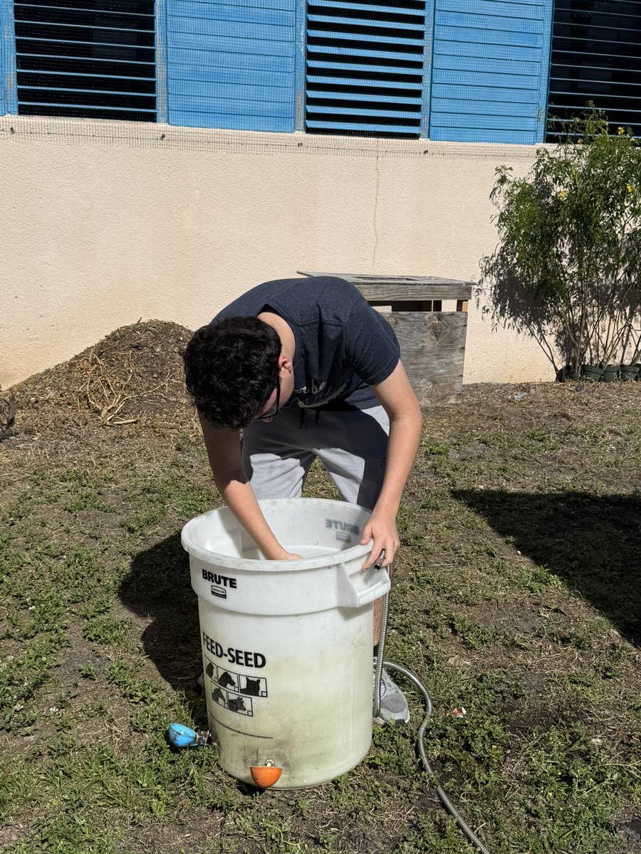 mspsamayoa's tweet photo. The thing about @josemartimast students is, no matter what day or time, if you need help they will be there. #mast2526 https://t.co/HWGPlAyTtz