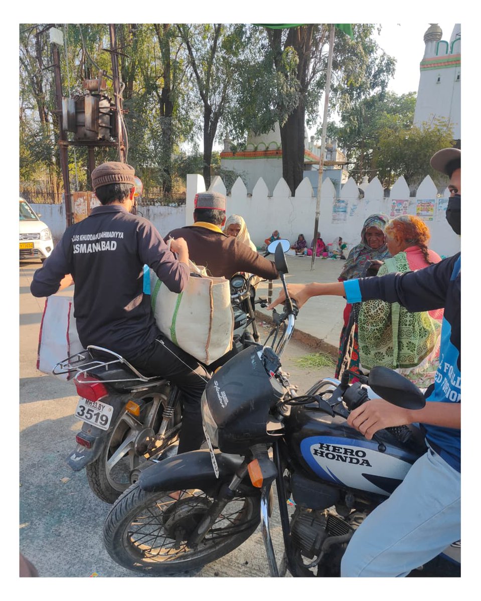mkaindia's tweet photo. On 25 December 25, the Khidmat-e-Khalq Department of MKA Osmanabad organized a Cloth Distribution Drive, distributing around 300 clothes across various areas of Osmanabad city including slum localities to support and care for the needy. 

#mkabharat #ServiceToHumanity #Osmanabad https://t.co/4YkxH526C8