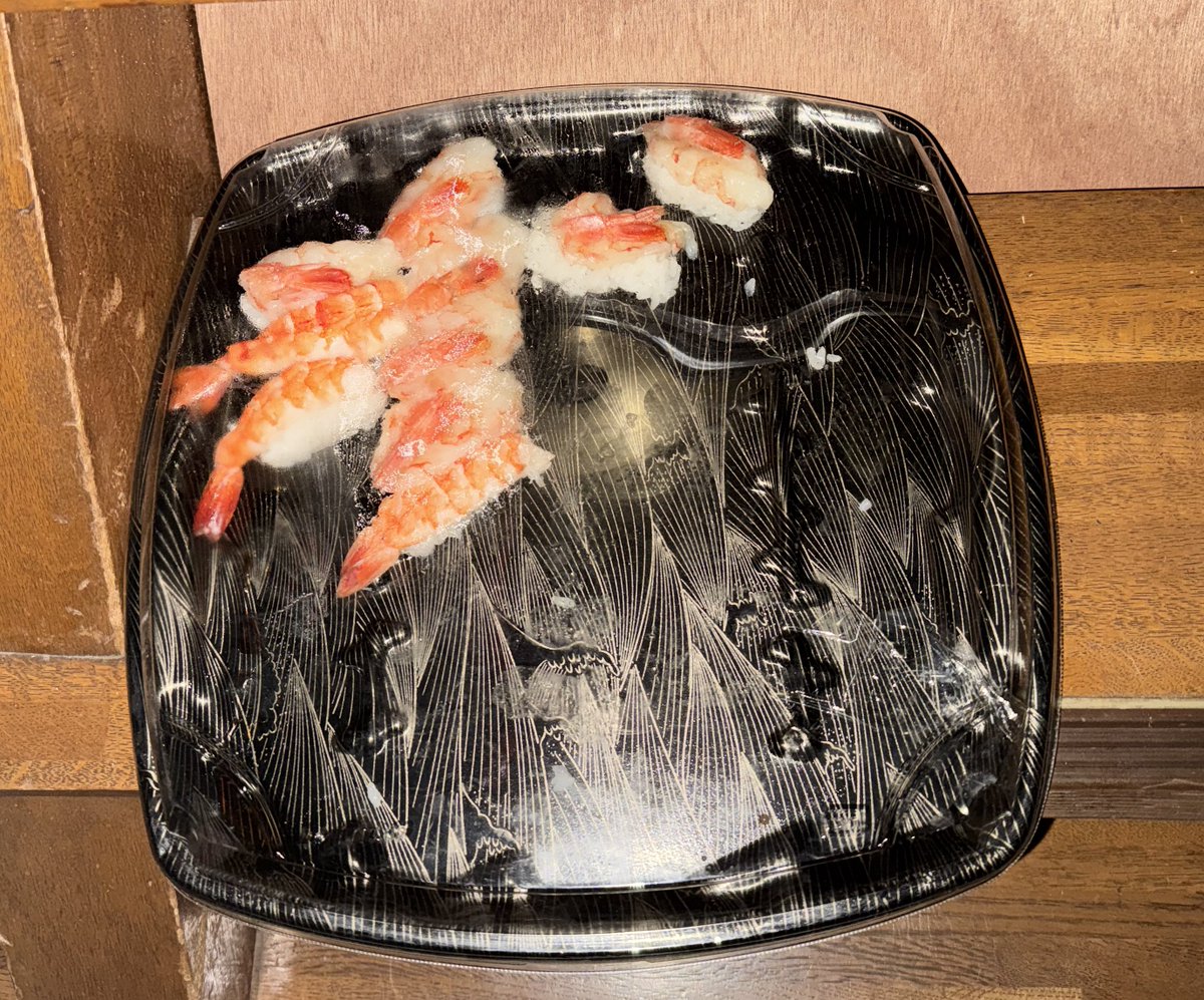 元旦那義実家に泊まりに来てるんじゃが(娘が従兄弟に会いたい為)トイレ行こうとして電気付けずに階段降りたら、玄関先に置いた余った寿司(玄関冷蔵庫並に寒い)がめちゃくちゃ発光してて何事⁉️って思って調べたら細菌繁殖のサインと知ってヒェッ…ってなってる。