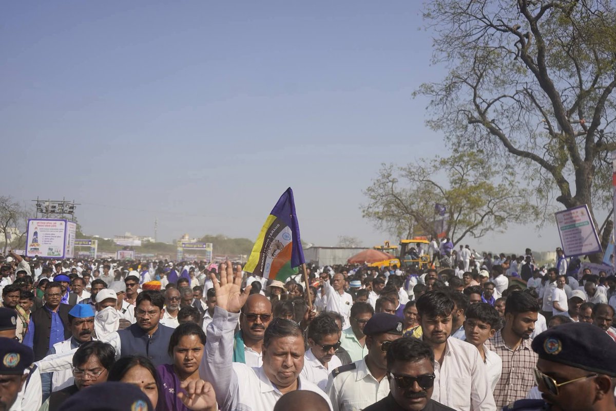 #WamanMeshram
#01_जनवरी_1818
भीमा कोरेगांव विजय दिन के अवसर पर 500 मूलनिवासी बहुजन शुरवीरों को अभिवादन करने के बाद विजय स्तंभ से वढु बुद्रुक छत्रपती संभाजी महाराज के समाधी और गोविंद गोपाल गायकवाड जी की समाधी पर पहुंच कर अभिवादन किया।