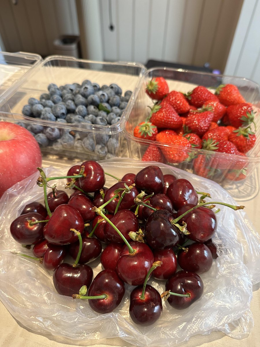 DanielThomWS's tweet image. Enjoying fresh, juicy fruits in New York today – nothing beats this taste! 🍓🍉 #NYC #FreshFruits