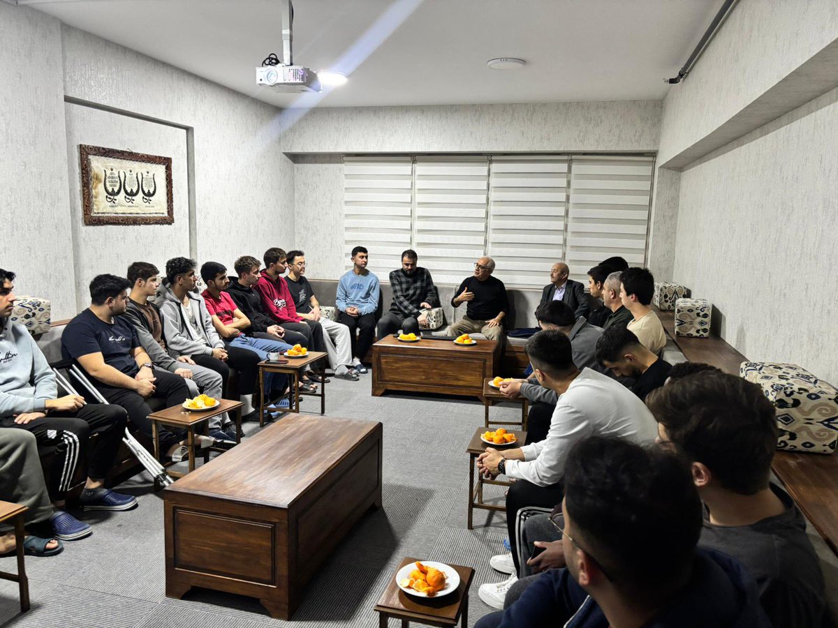 📍KASTAMONU YURDU

Emekli öğretmen, şair ve yazar Turhan Yılmaz’ın katılımıyla Hasbihal Programı’nı gerçekleştirdik.
Bilgi, tecrübe ve edebiyat dolu bu güzel buluşmada; anlamlı sohbetler eşliğinde keyifli ve verimli anlar yaşadık.
Kıymetli paylaşımları teşekkür ediyoruz. 🌿📚
