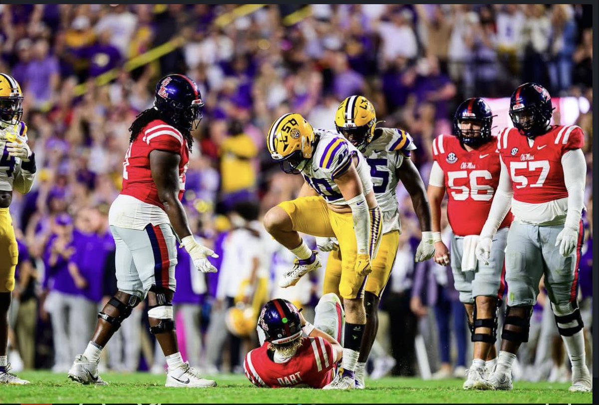 News: #LSU linebacker Whit Weeks will return to Baton Rouge for the 2026 season.

The All-SEC defensive weapon battled the injury bug in 2025 following a breakout season as a sophomore in 2024.

Now, Lane Kiffin and Co. lock in the star linebacker for next fall.

Coming together.