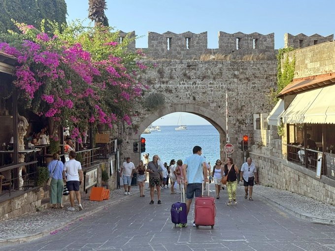 AnemosTours's tweet image. Are you ready to walk through history and straight into the #MediterraneanEscape?  

🌊 Let Anemos Tours take you from cobbled streets to sailboat dreams, where every archway leads to escape. 

AnemosTours.com #TravelCurated #AnemosTours