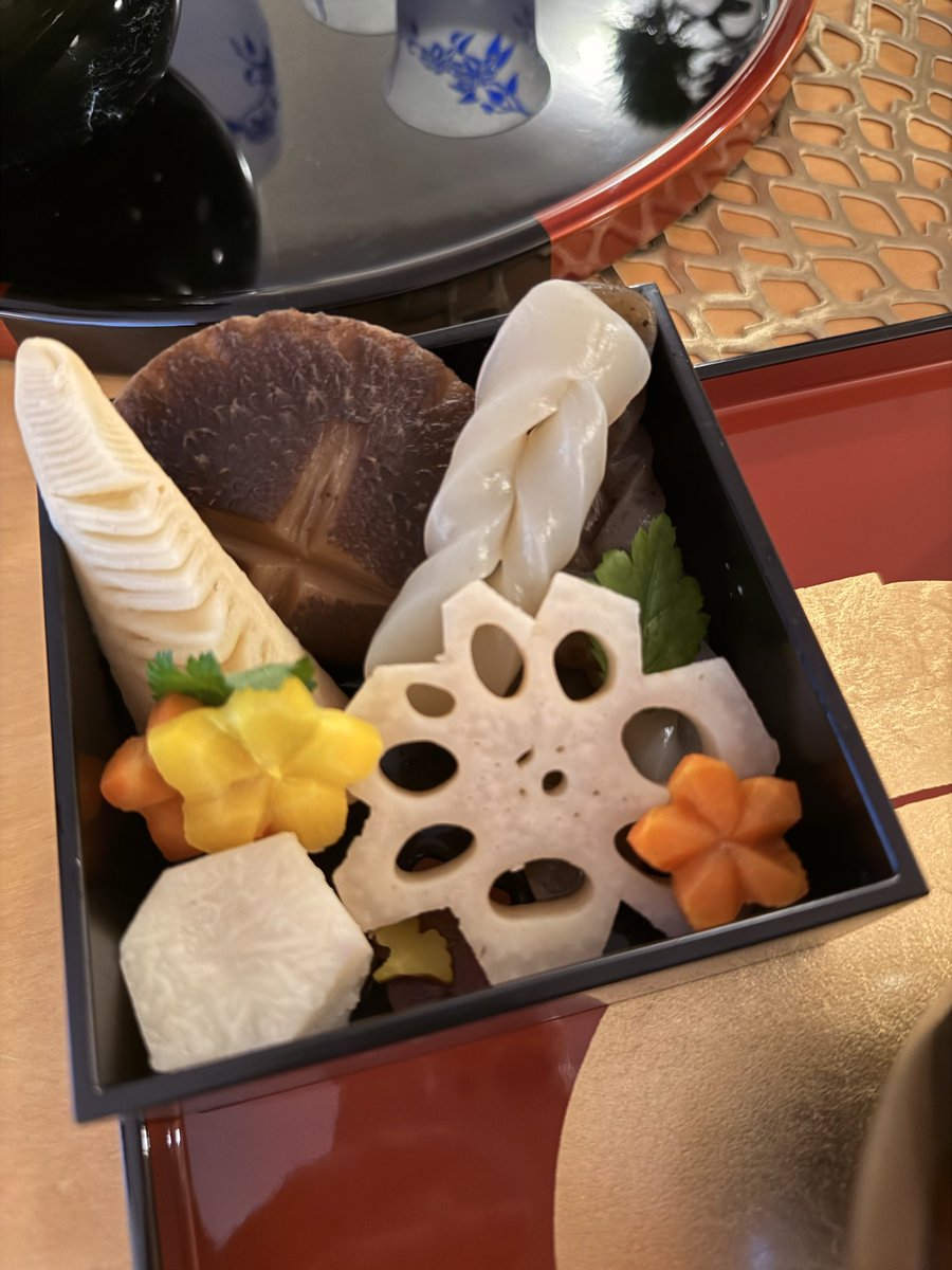 あけましておめでとうございます。
今年もどうぞよろしくおねがいいたします。

手に入る材料でなんとかお雑煮とおせちを作りました。
朝からお酒がすすみました😋。