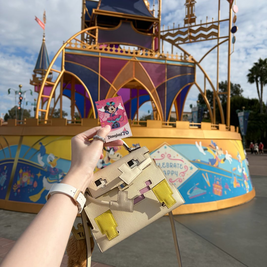 Alessankele's tweet image. Sunset, aurora, Disney, Universal Studios
Beach, palm trees, Hollywood
Don't waste this ticket to life, go somewhere else to see the fireworks of the world.
#Sunset #Aurora #Disney