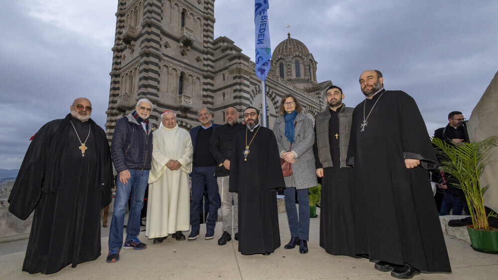 laprovence's tweet image. Chrétiens, juifs et musulmans se sont rassemblés au pied de la Bonne Mère à Marseille pour appeler à la paix
👉 l.laprovence.com/BLun