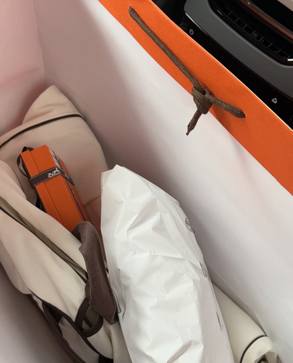 Alessankele's tweet image. Sunset, aurora, Disney, Universal Studios
Beach, palm trees, Hollywood
Don't waste this ticket to life, go somewhere else to see the fireworks of the world.
#Sunset #Aurora #Disney