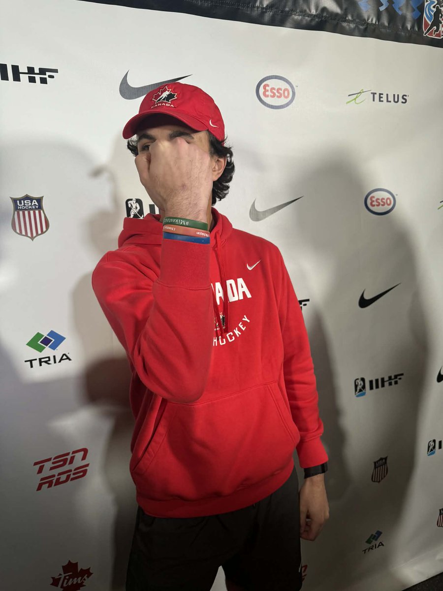 NCloutierTVA's tweet image. Michael Hage porte en permanence un bracelet qui a une signification spéciale pour lui.

Il rend hommage à Mike Fazio, l'un de ses anciens entraîneurs dans la USHL décédé du cancer. 

«Il m’a aidé à revenir d’une blessure durant ma première année dans le junior. Je pense à lui.»