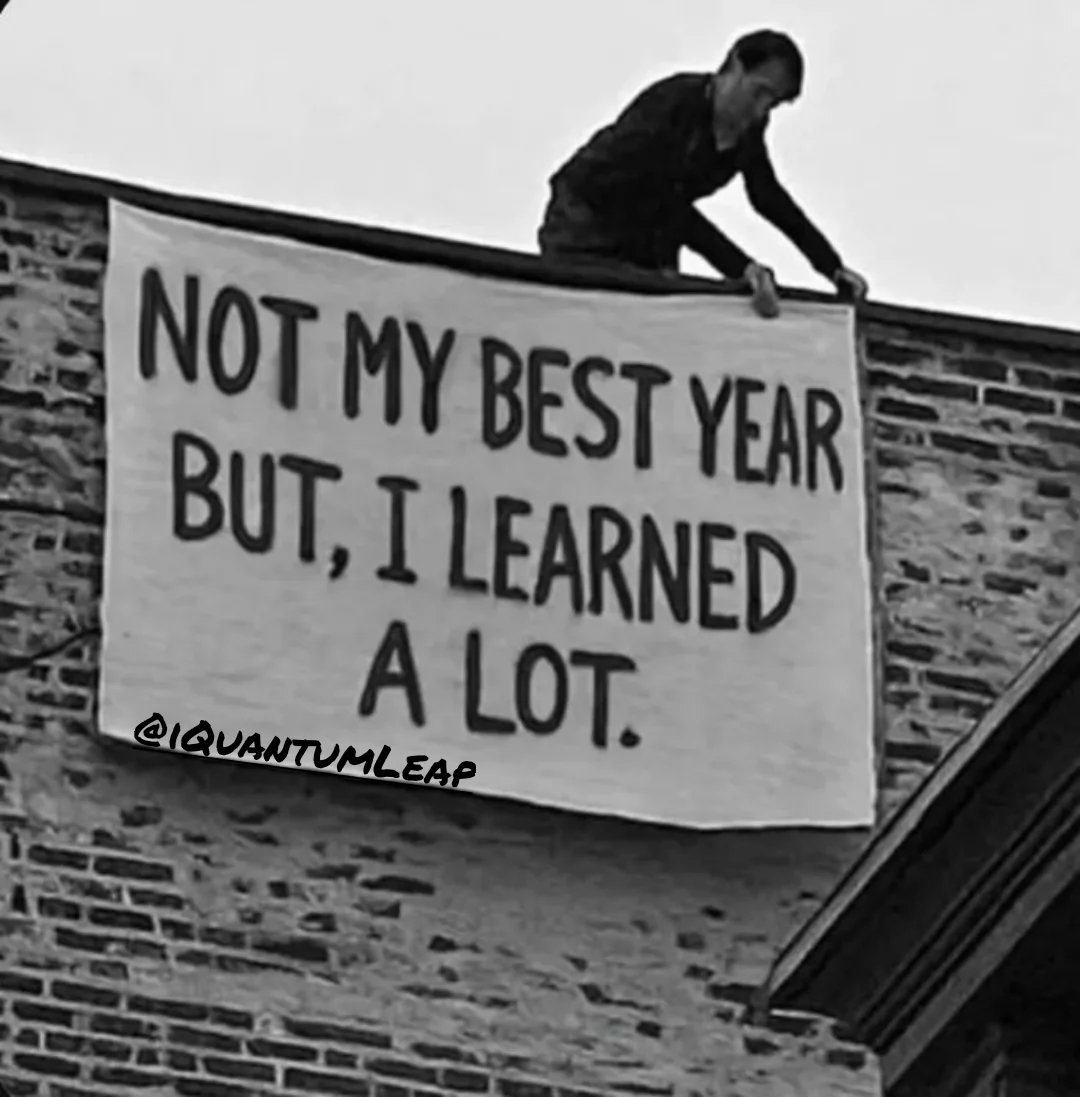 سال گذشته فراز و نشیب‌های بسیاری داشت ولی هنوز هزار باده ناخورده در رگ تاک است و امید که سال جدید پر از شادی و پیروزی برای ایران و ایرانیان باشد.
اگر باد زمستانی کند باغ مرا ویران
بهار شهریار من ز دی انصاف بستاند