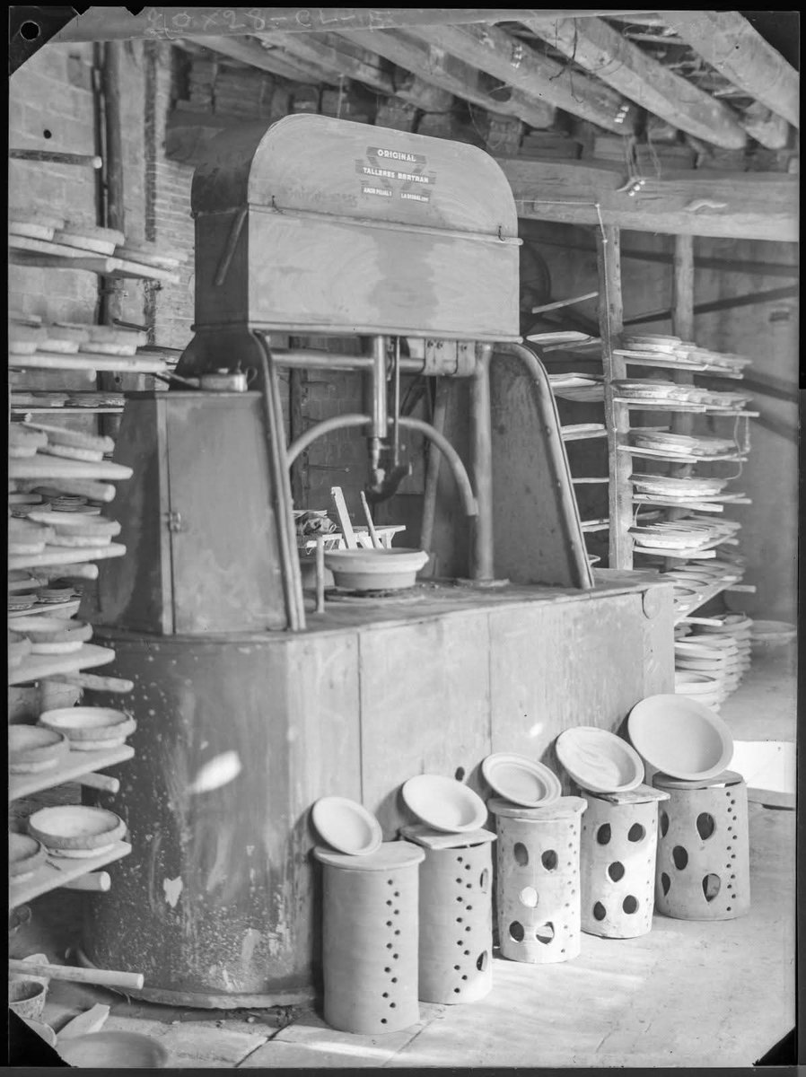 Interior de la fàbrica de ceràmica Bertran al carrer Amor Filial de la Bisbal d´Empordà .(1945)
Del fons Emili Casas de l´ Arxiu Comarcal del Baix Empordà
Memòria històrica bisbalenca