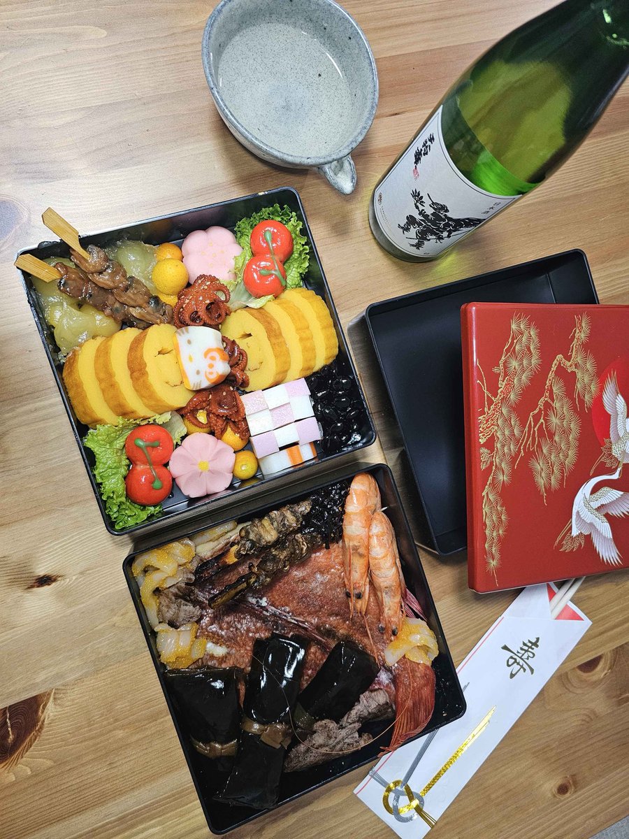 Happy New Year 🎊 The StompFox team celebrated with prepared Osechi!

Along with our traditional feast, we made a Special Osechi to represent the Pedal Builders and Music Brands that brought StompFox so much joy! Here’s to a Happy and Healthy 2026 🦊🎉