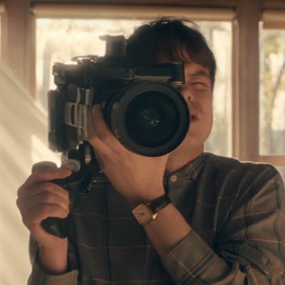 laurapottersz's tweet image. eu e os outros 5 fãs do jonathan que ficamos felizes com o final dele #StrangerThings5 #StrangerThings