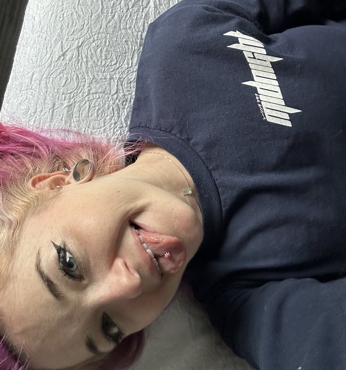 lockedkitty's tweet image. Suns out, tongues out

#midnight #nye #nye2026 #fyp #viral #haircolor #Day1 #eyeliner