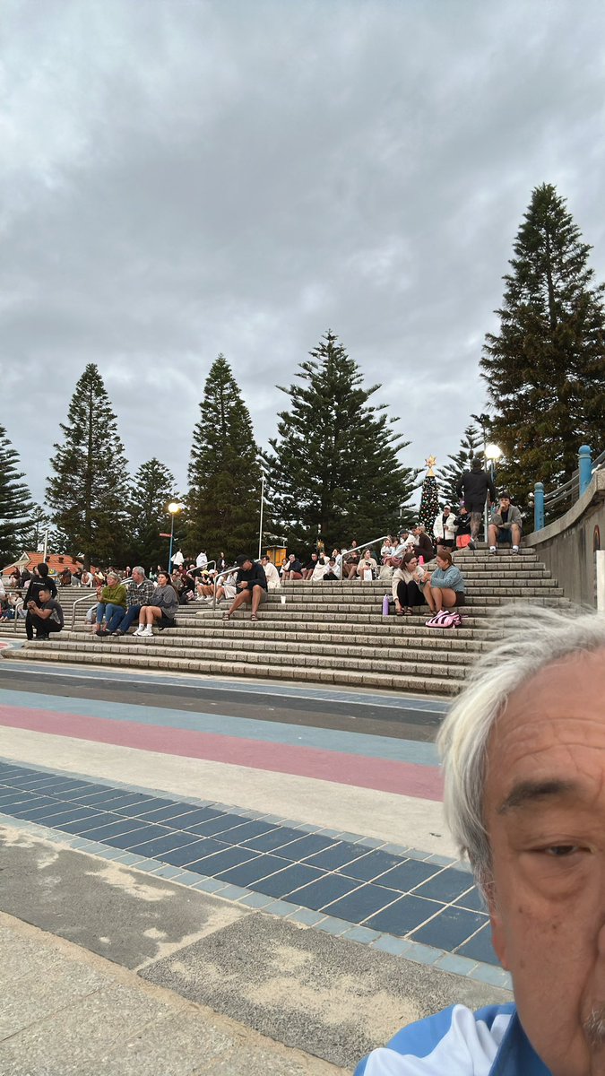 昨日は天気が悪かったので日の出を見るために海岸に集まっています。曇っているけど初日の出見れそうです