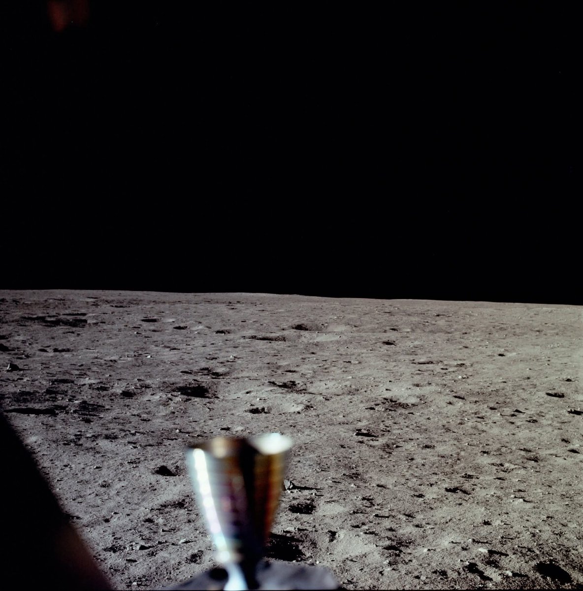 konstructivizm's tweet image. Neil Armstrong's first photo after the Apollo 11 landing, taken from the Lunar Module window. 

NASA photo id: AS11-37-5449