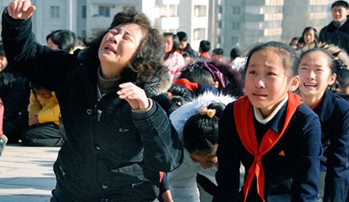 mv_ArtaUKR's tweet image. Українці у Варшаві дивляться звернення президента