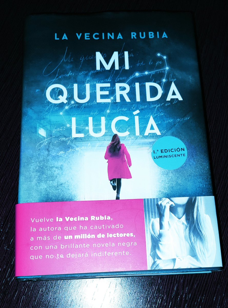 Laura36654987's tweet photo. Aprovechando las vacaciones de Navidad para leer, y terminar libros como "Mi querida Lucia". Como siempre, esperando sorprenderme con el siguiente libro de @lavecinarubia #leer #christmastime https://t.co/40fity8Hko