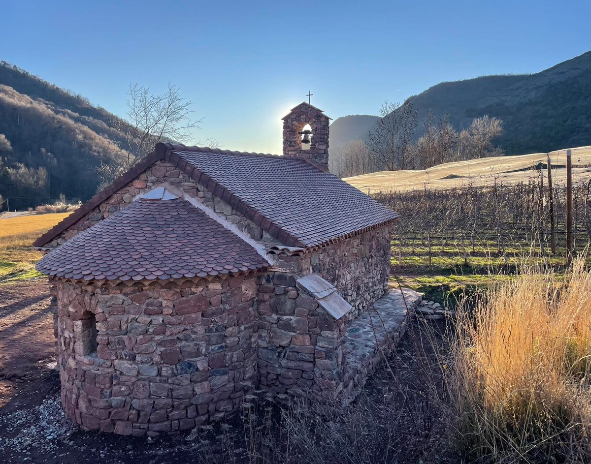 lechochretien's tweet photo. 🏗️⛪ 𝗙𝗟𝗔𝗦𝗛 | À Saint-Barthélémy, petit hameau des Alpes-de-Haute-Provence, les habitants ont reconstruit leur église, en ruine depuis 1080, en seulement 1 an et demi.

Au lancement du projet, il ne restait que la base des murs.

L’évêque de Digne viendra la consacrer le 24 août, jour de la fête patronale.