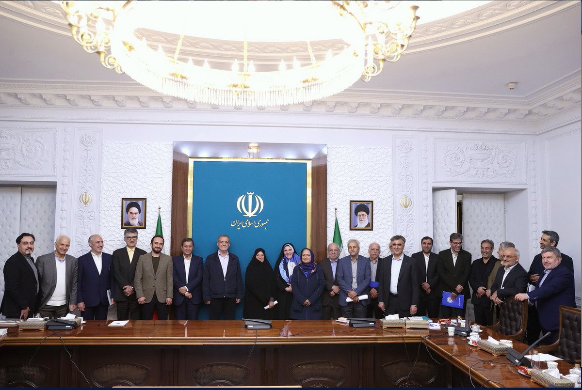 yousofazizi23's tweet photo. عاملان اصلی وضعیت اقتصادی امروز دولت پزشکیان!
به‌جای فرستادن سربازصفرها و بسیجی‌ها رودرروی مردم معترض، اینها را بفرستید با معترضین گفتگو کنند! https://t.co/lOqSkZPpzQ