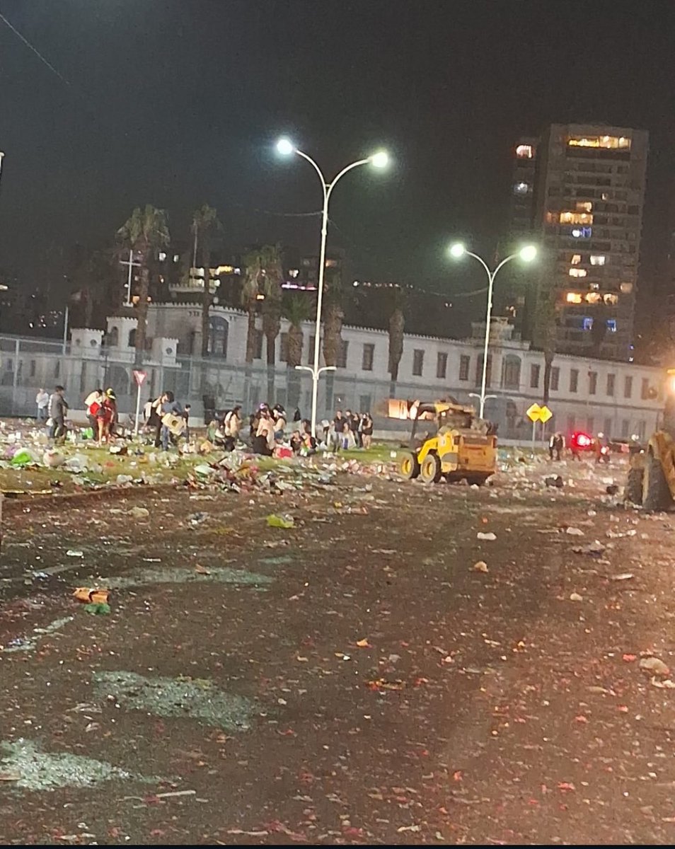 Estoy convencido que si para estos eventos masivos se ponen unos 10 contenedores d basura la gente si las llenaría y podría ser menos trabajo de limpieza.
Pa q vamos a estar con weas,la gente no se llevará su basura,pero si creo q buscará donde botarla.(Tengo fe😅)
#iquique