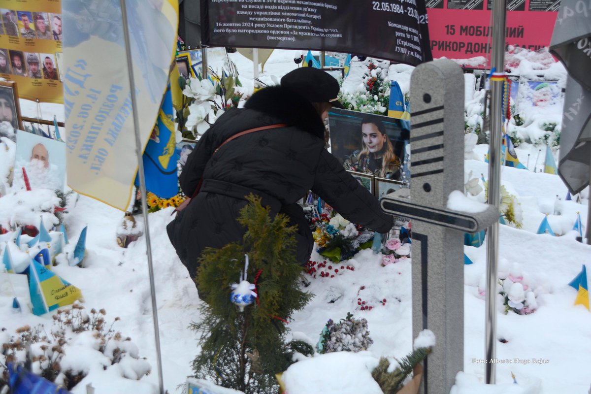 PECDDHH's tweet image. Ucrania recibe el 2026 sin grandes celebraciones. En este 1 de enero, el único homenaje lo rinden las familias a sus caídos en la guerra. El silencio solo se rompe con sollozos, mientras retiran la nieve de las fotografías, encienden velas o colocan banderas.
La dura realidad; en…