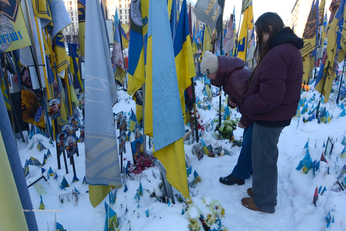 PECDDHH's tweet image. Ucrania recibe el 2026 sin grandes celebraciones. En este 1 de enero, el único homenaje lo rinden las familias a sus caídos en la guerra. El silencio solo se rompe con sollozos, mientras retiran la nieve de las fotografías, encienden velas o colocan banderas.
La dura realidad; en…