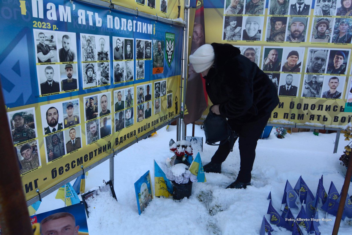 PECDDHH's tweet image. Ucrania recibe el 2026 sin grandes celebraciones. En este 1 de enero, el único homenaje lo rinden las familias a sus caídos en la guerra. El silencio solo se rompe con sollozos, mientras retiran la nieve de las fotografías, encienden velas o colocan banderas.
La dura realidad; en…