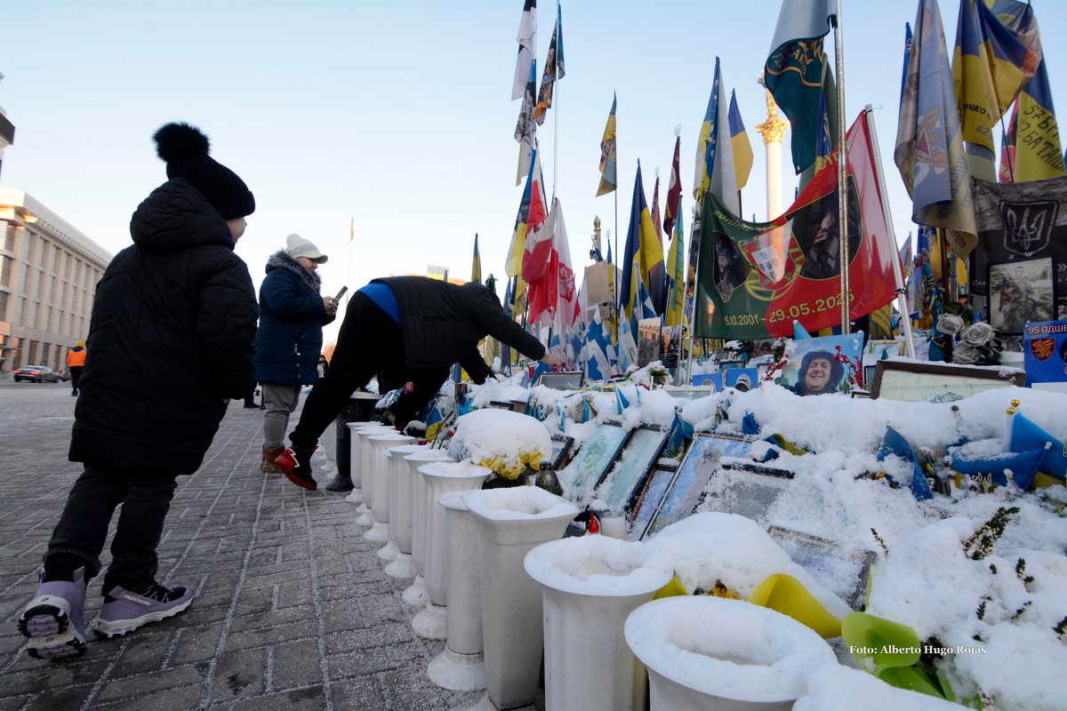PECDDHH's tweet image. Ucrania recibe el 2026 sin grandes celebraciones. En este 1 de enero, el único homenaje lo rinden las familias a sus caídos en la guerra. El silencio solo se rompe con sollozos, mientras retiran la nieve de las fotografías, encienden velas o colocan banderas.
La dura realidad; en…