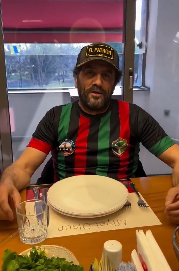 Bu kürt açken, TÜRK'ler sayesinde 
İstanbul'da ve Bursa'da 10  restoran açacak seviye geliyor. Sonra TÜRK'leri aşağılayan tavır ve sözlerle, TÜRK düşmanı, bölücü örgüt provokatörü amedsporun reklamını yapıyor. 

Buna rağmen, bu görgüsüzün restoranına giden TÜRK varsa,  Tanrım bin