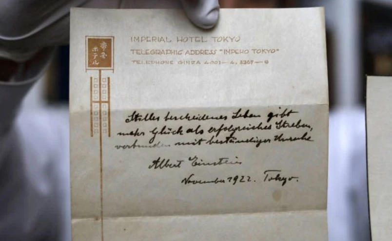 miandji's tweet photo. Albert Einstein'ın 1922'de Tokyo'da hotel garsonuna yazdığı not, 2017'de 1.56 milyon $ satıldı. Bu not Einstein'ın mutluluk kuramıydı:
"Dingin ve mütevazi bir hayat, sürekli huzursuzluğun eşlik ettiği ve başarı peşinde koşulan bir hayata göre çok daha fazla mutluluk getirir." https://t.co/DuB5H3rn7X