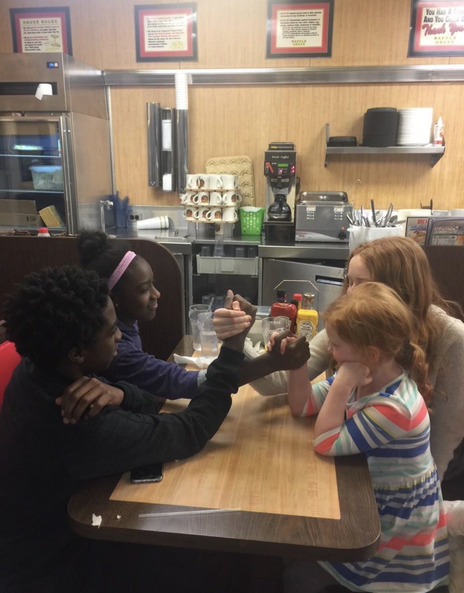 sadiesinkbra's tweet photo. Registro de anos atrás da Sadie e do Caleb brincando com suas irmãs mais novas, Jacey Sink e Caitlyn McLaughlin. https://t.co/ZcBr2NcmIX