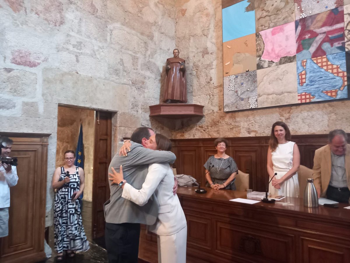 tarraga_ana's tweet image. 2025, un año de superación: cerrar 7 años de trabajo, abrir nuevos caminos y confirmar que las personas que te quieren siempre están ahí. Me quedo con el 01/07/2025 y estas fotos 📸
Acabo el año siendo doctora. A 2026, seguir creciendo ✨👩🏼‍🎓 #PhD #HumanGeography
