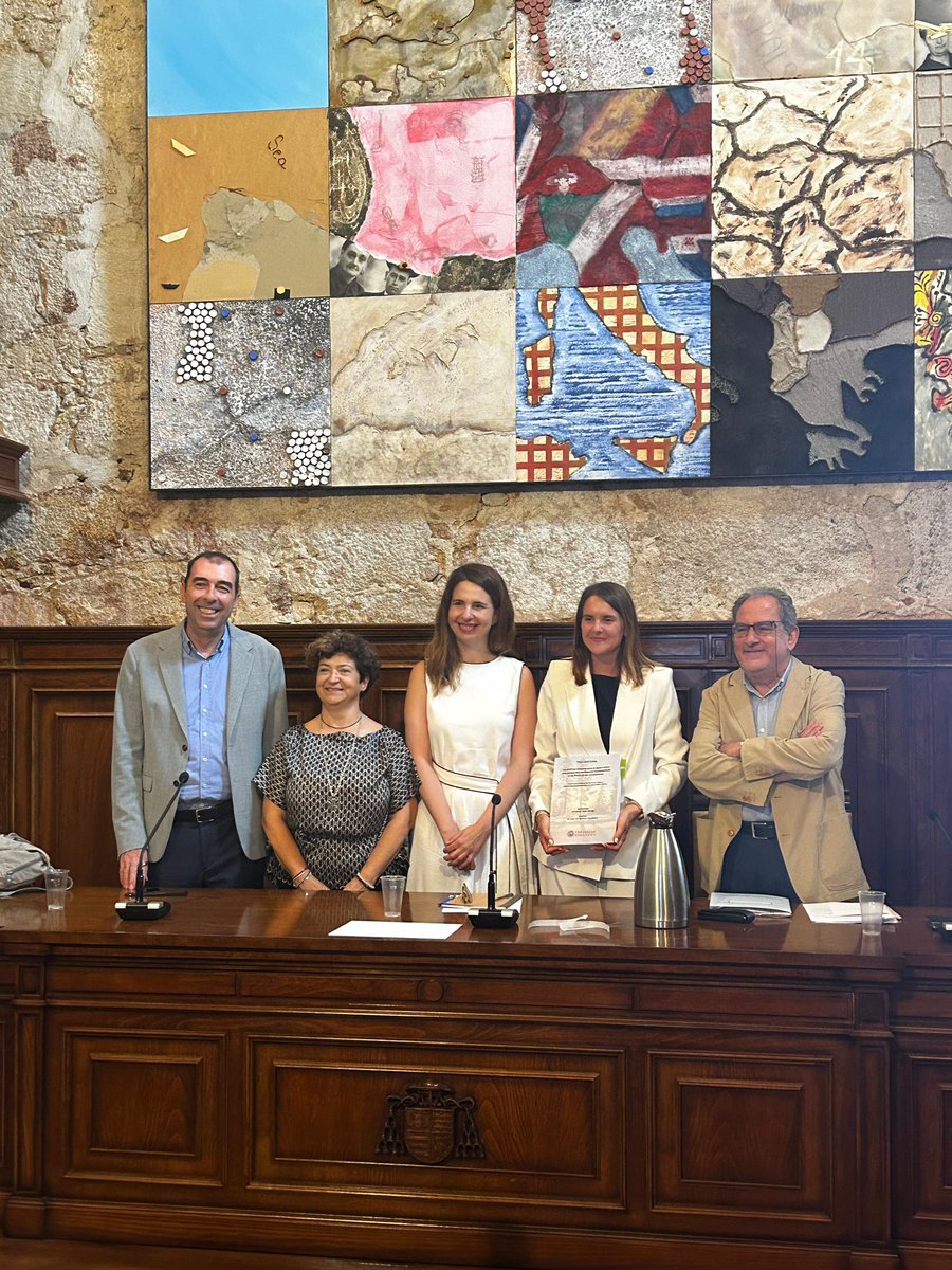 tarraga_ana's tweet image. 2025, un año de superación: cerrar 7 años de trabajo, abrir nuevos caminos y confirmar que las personas que te quieren siempre están ahí. Me quedo con el 01/07/2025 y estas fotos 📸
Acabo el año siendo doctora. A 2026, seguir creciendo ✨👩🏼‍🎓 #PhD #HumanGeography