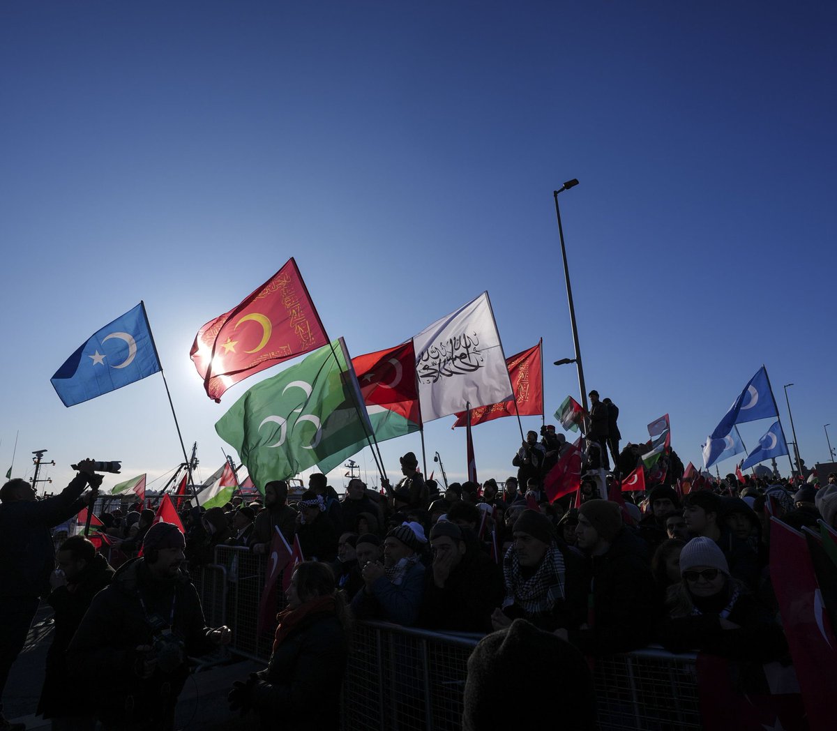 Galata Köprüsü’nde çekilen fotoğraf, İstanbul’a eski ve ihtişamlı günlerini hatırlattı…