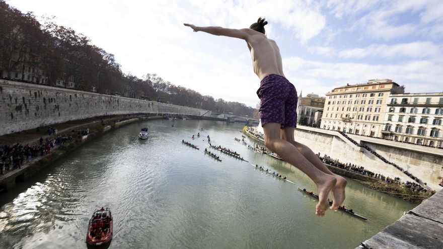 noticierovv's tweet photo. #Internacionales | Roma da la bienvenida al 2026 con el tradicional salto al río Tíber
Amplía la información aquí: https://t.co/L0vorhYyKv
#NoticiasVenevision #01Ene https://t.co/j4U4iHZtAd