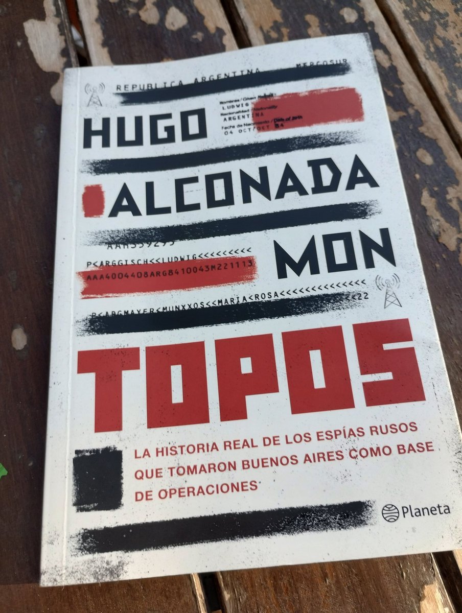 Mí primera lectura del 2026 es "Topos" de Hugo Alconada Mon.