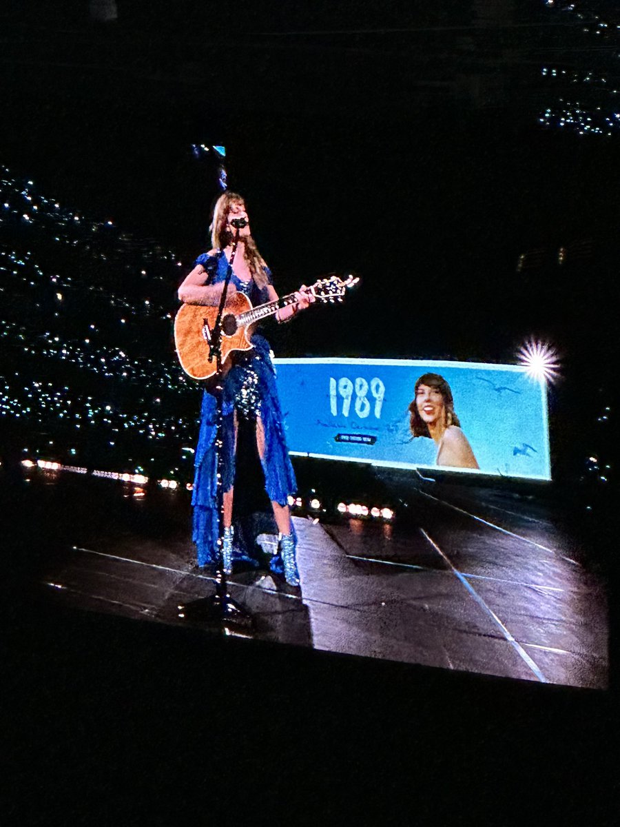 skysversion_'s tweet photo. @itsdelicateee13 @taylornation13 seeing taylor live on the 1989 world tour for the first time —> flash forward to last week of the 1st US leg and we got the 1989 re-recording announcement and new romantics as a surprise song 🩵 #TSTheEndOfAnEra #TSTheErasTourTheFinalShow https://t.co/lYwy2aJpzQ