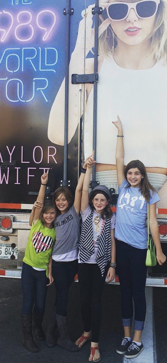 skysversion_'s tweet photo. @itsdelicateee13 @taylornation13 seeing taylor live on the 1989 world tour for the first time —> flash forward to last week of the 1st US leg and we got the 1989 re-recording announcement and new romantics as a surprise song 🩵 #TSTheEndOfAnEra #TSTheErasTourTheFinalShow https://t.co/lYwy2aJpzQ