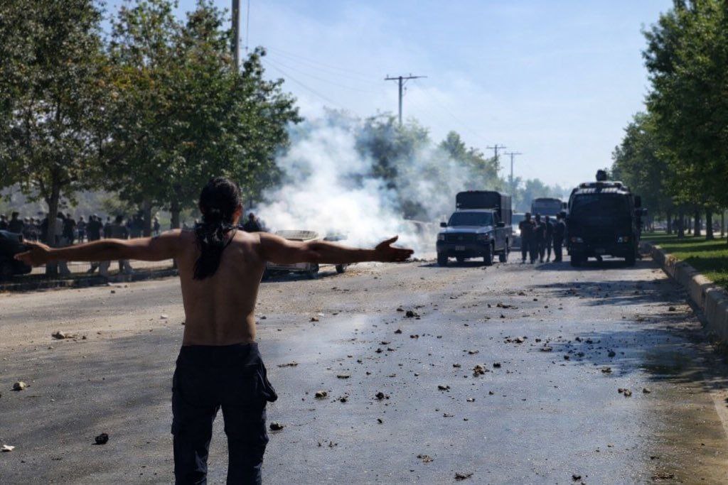 FreeeIran's tweet image. #لردگان - تصویر یکی از جوانان مبارز و آزادی‌خواه که با دستان خالی در مقابل وحوش تا دندان مسلح ایستاده است - ۱۱دی

#Iran #IranProtests