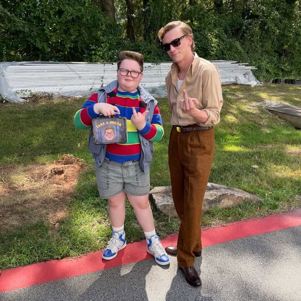 “Derek”

Por esta foto del backstage de Stranger Things.
